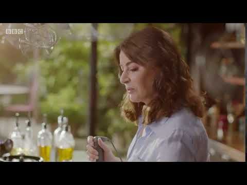 Nigella Lawson Mispronounces Microwave