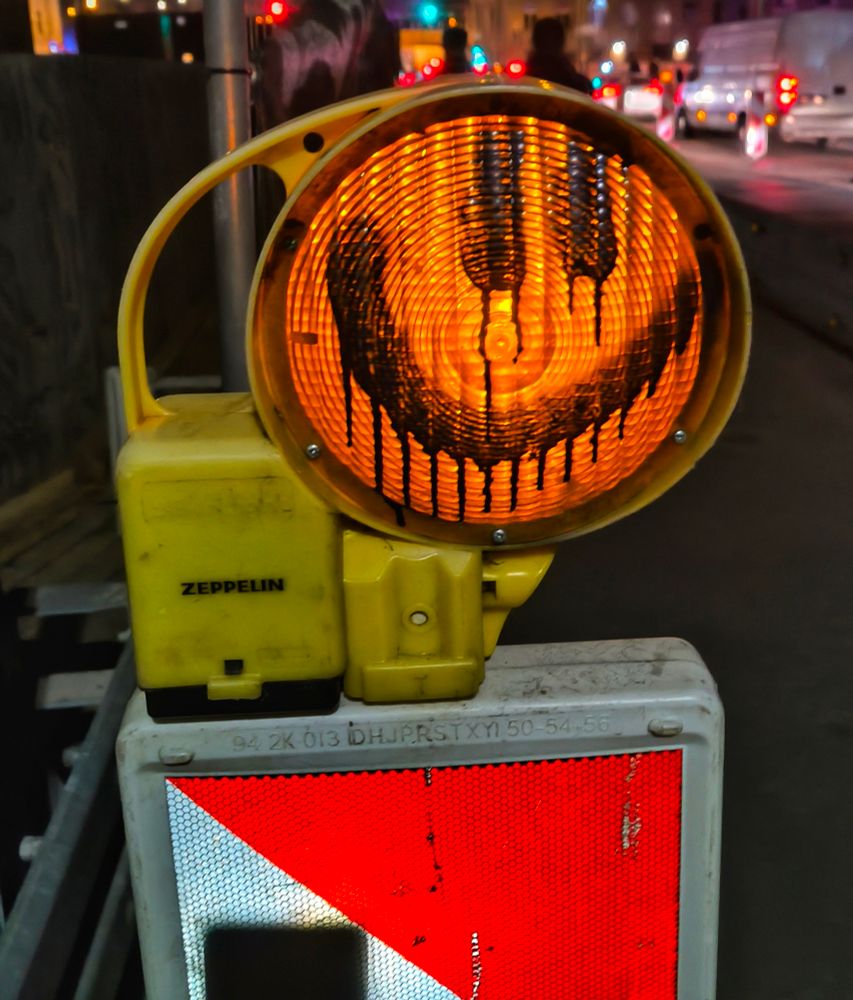 Eine Baustellenlampe mit einem ausgemalten Smiley 