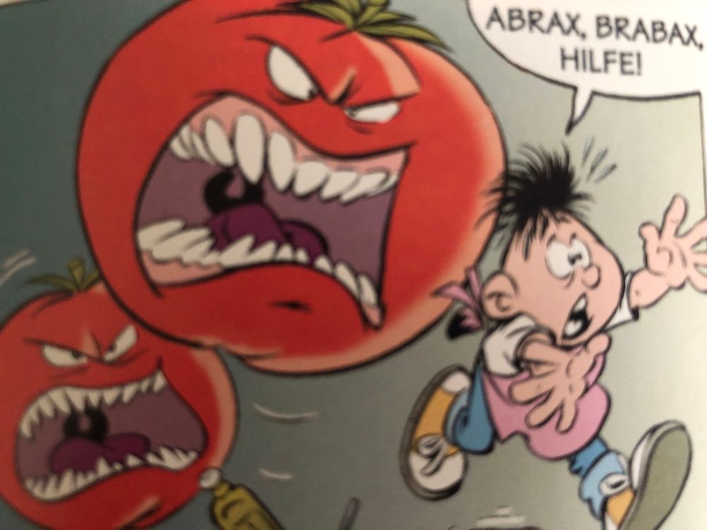 Califax wird von großen, zähnefletschenden roten Tomaten gejagt.