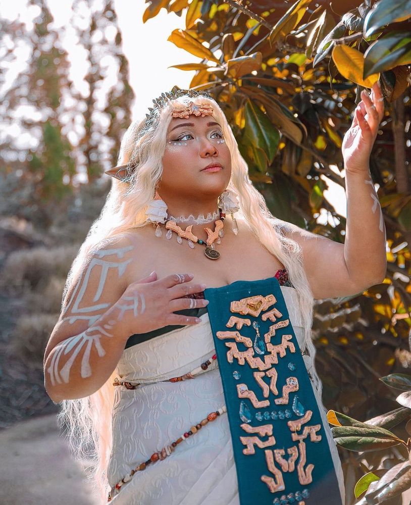 Photo of Sonia from Legend of Zelda Tears of the Kingdom cosplay in an outdoor background 