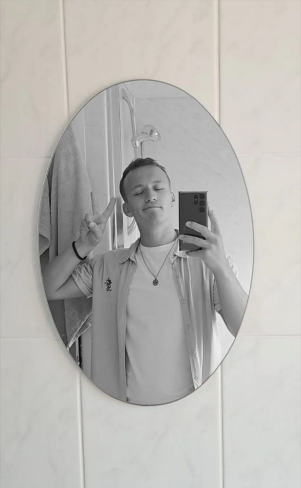 Same fag same mirror same picture just in black and white