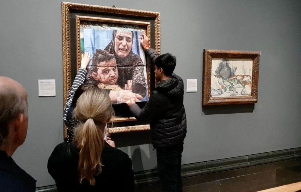 Ativistas pró-Palestina cobrem obra de Picasso com foto de Gaza na National Gallery, em Londres