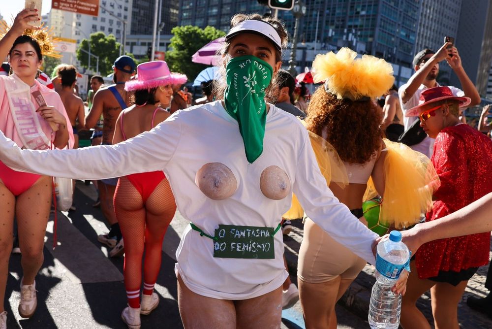 Atende pelo nome de “heteropessimismo” o novo assunto predileto de certas rodas femininas. O termo reflete o desencanto que mulheres dizem sentir em relação aos homens heterossexuais de que se aproximam na esperança de encontrar um par amoroso. O pessimismo, afirmam, vem de eles se mostrarem imaturos, egoístas ou sumirem depois de um encontro que, ao menos aos olhos delas, parecia promissor. Matéria exclusiva para assinantes. Para ter acesso completo, acesse o link da matéria e faça o seu cadastro.