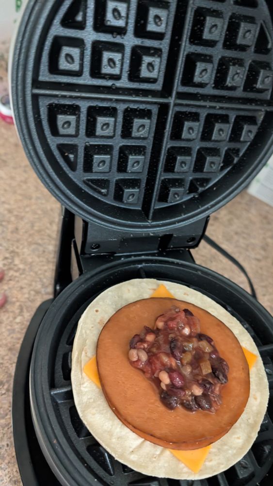 #VEGAN #Plant_Based
Quesadillwaffle
Corn tortillas, Vegan Cheese, Vegan smoked 'meat', homemade salsa pressed in a waffle maker.