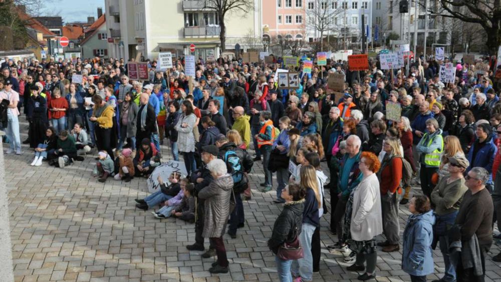 Demo gegen Rechtsextremismus: 2000 Bürger zeigen in Murnau Flagge - Kabarettist Christian Springer hält AfD den Spiegel vor