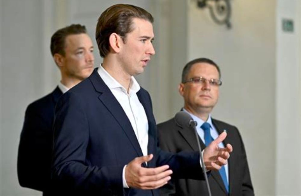 foto von gernot blümel, sebastian kurz und gust wöginger, kurz spricht gestikulierend, die anderen beiden lauschen andächtig 