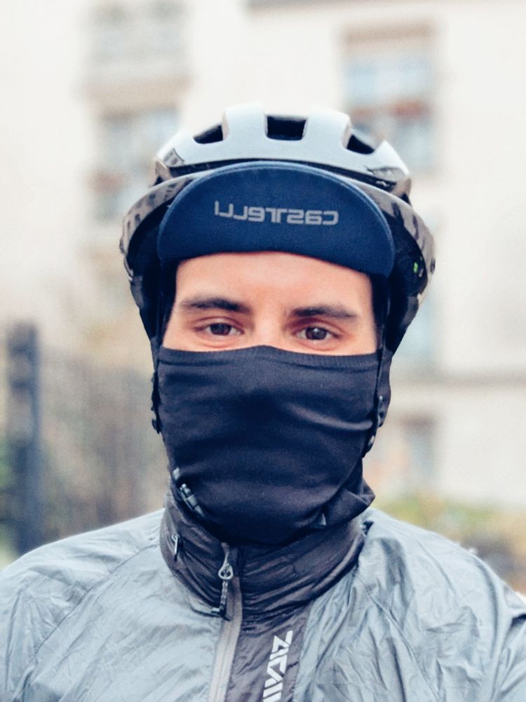 Ma tête avec un casque de vélo noir, un casquette Castelli bleue, un tour du cou noir qui me remonte au dessus de mon nez. On voit que mes yeux