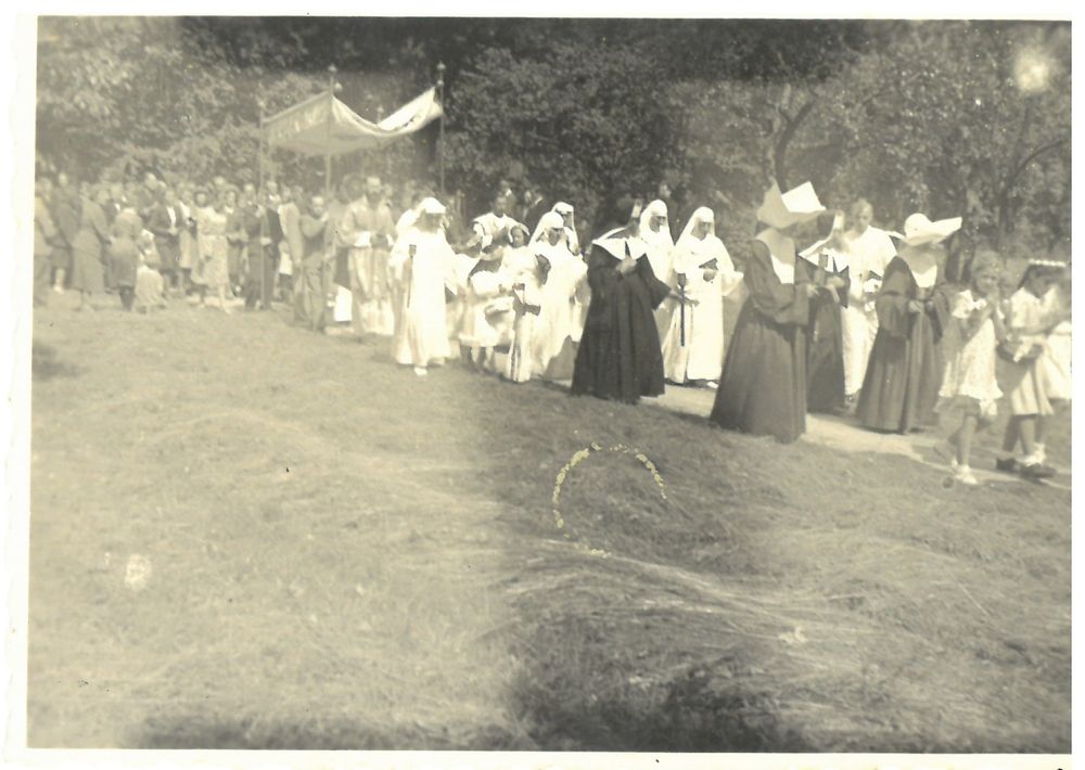 4 Fi 1047 (lié à 22 EG 1239). Photographie d'une procession religieuse à Freudental (Allemagne) lors de la Fête-Dieu (20 juin 1946).