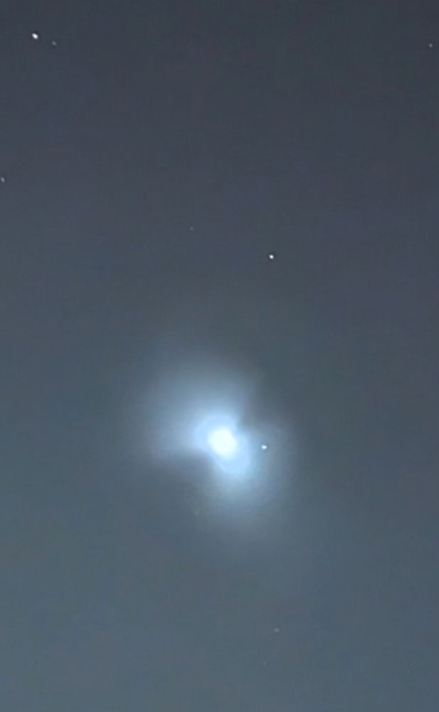 Detail of the photo. The fan-shaped, diffused light was a much larger field with the naked eye.