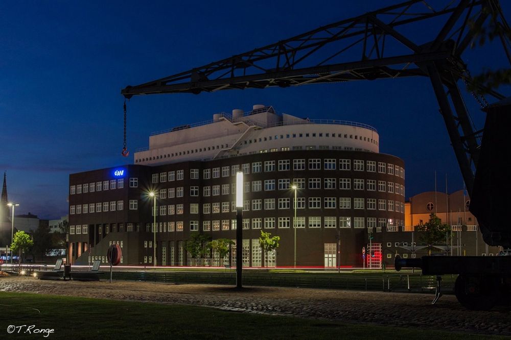 The Wegener Haus in Bremerhaven at night.