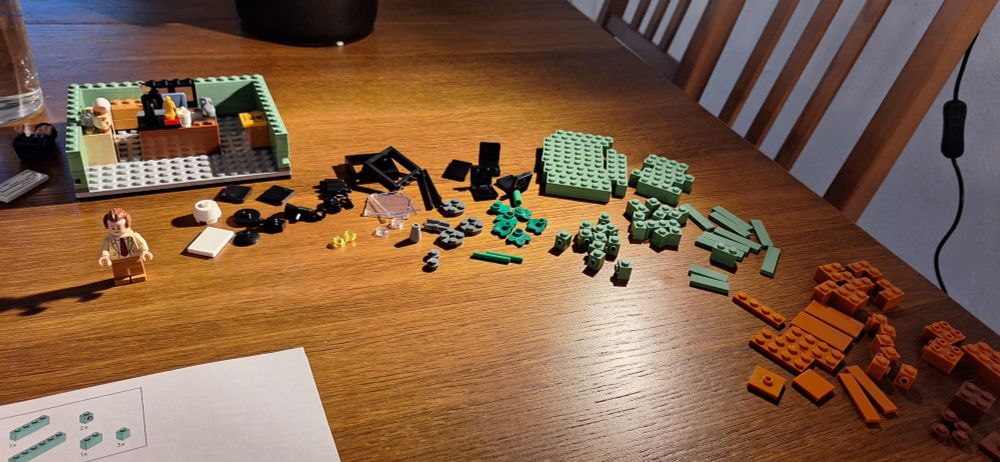 Peças Lego separadas por cor e formato.