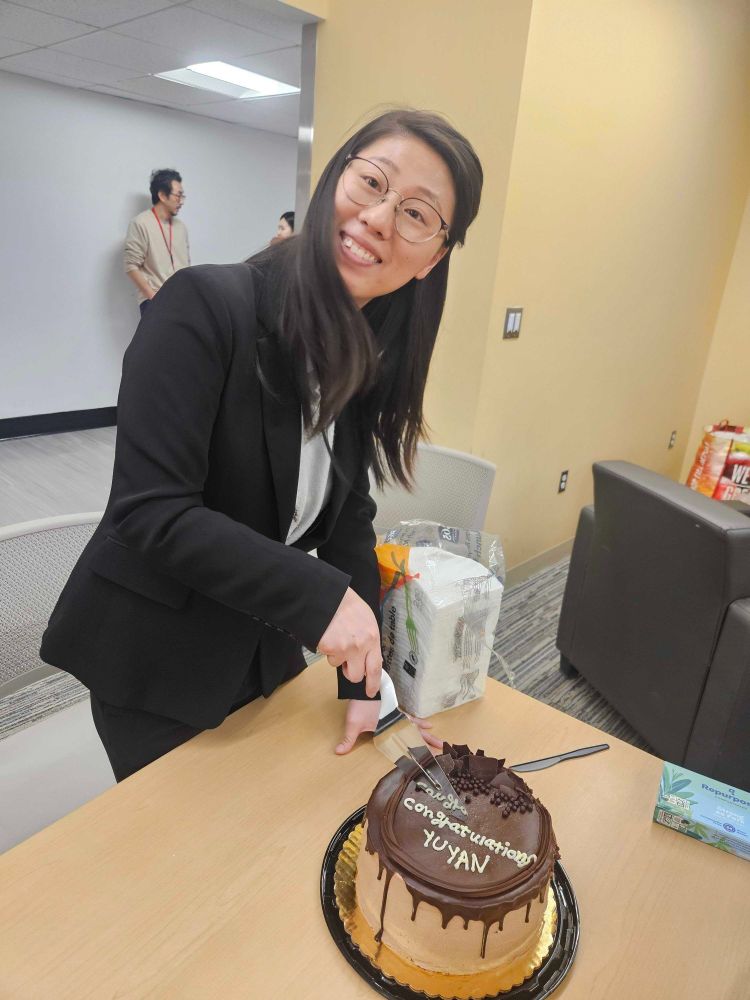 Yuyan cutting her cake