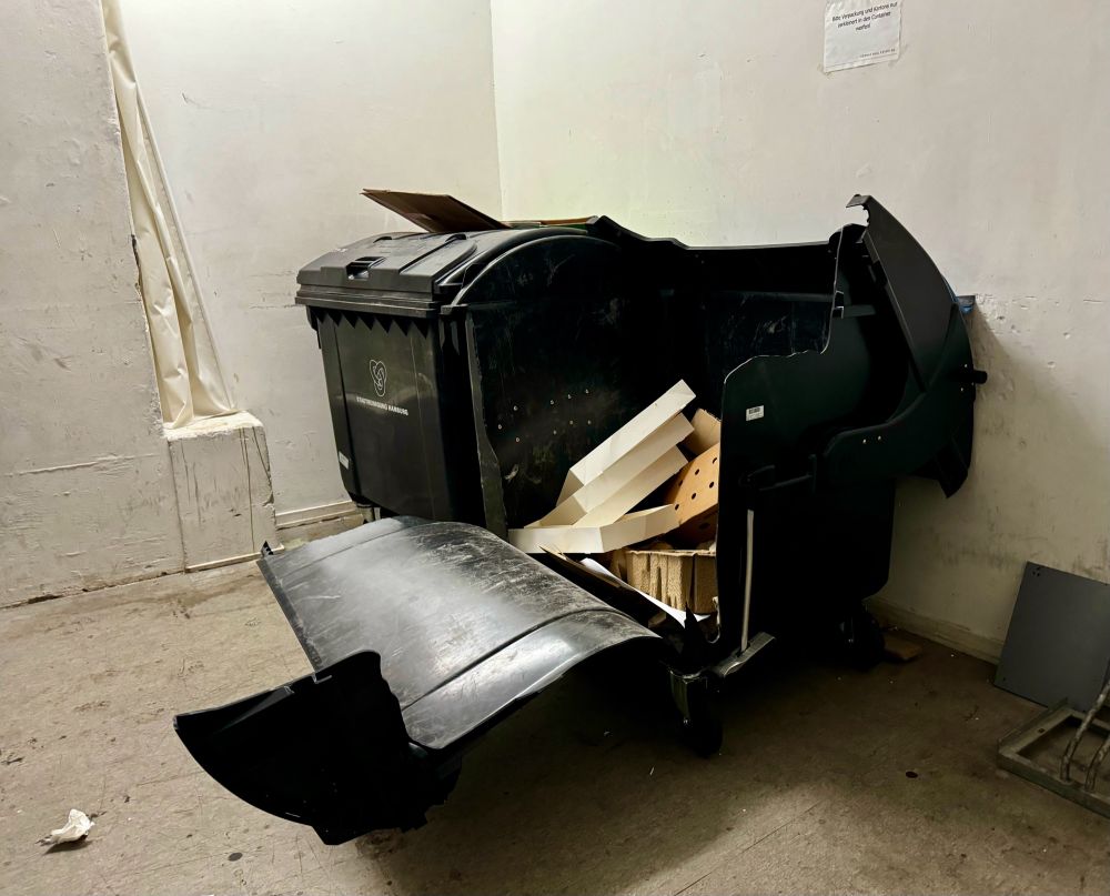 Eine geplatzte Mülltonne.