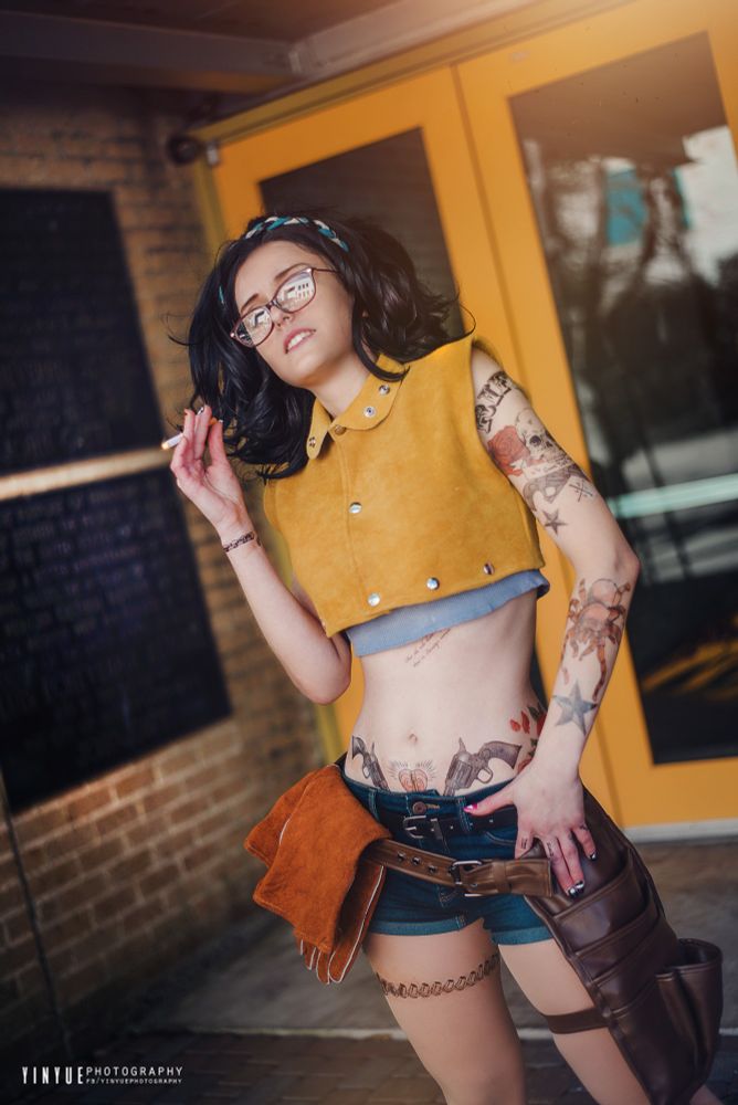 Photo of me cosplaying Nico (Nicoletta Goldstein) from Devil May Cry 5 at PAXSouth 2019.