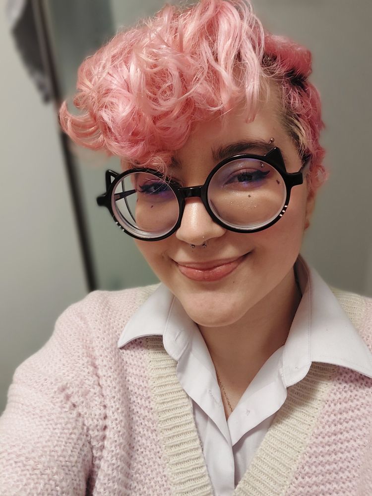 C'est une photo de moi je souris, et je suis tout rose.