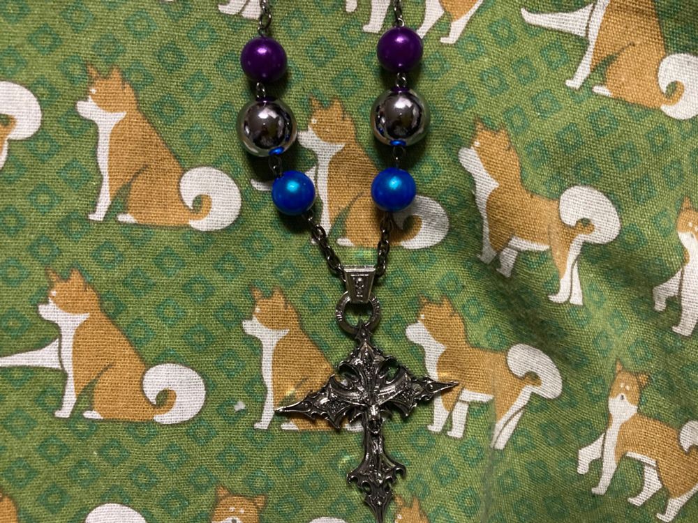 ゴツいトップとあざやかな珠