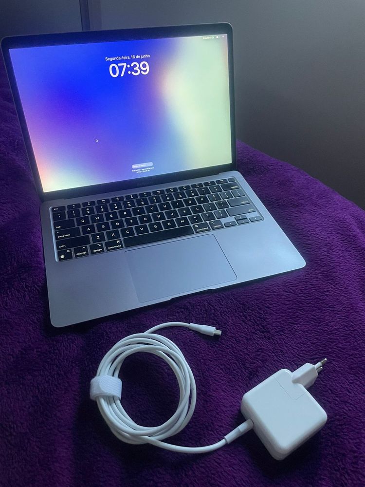 laptop macbook air e cabo de energia