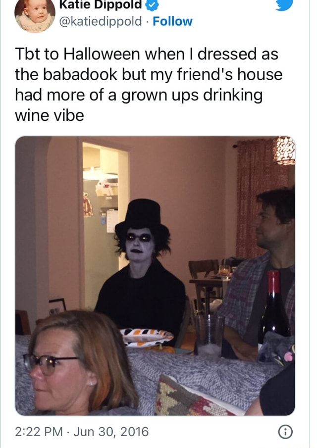 tuíte antigo: tbt to halloween when I dresses as the babadook but my friend's house had more of a grown ups drinking wine vibe
foto: uma moça vestida de babadook, com o rosto pintado de branco e uma cartola preta, cercada de pessoas sem fantasia