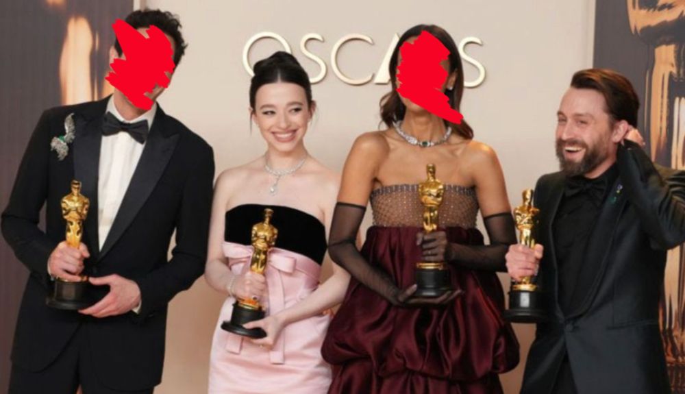 Uma foto com Adrien Brody, Mikey Madison, Zoe Saldana e Kieran Culkin, mas Adrien Brody e Zoe Saldana estão com os rostos rabiscados de vermelho por serem dois enormes babacas.