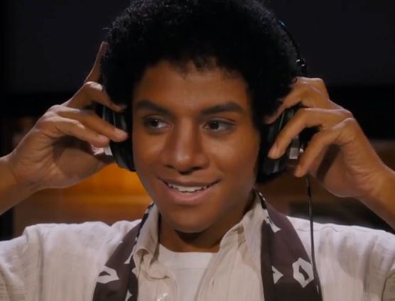 foto do ator que interpreta o Michael Jackson antes da plástica de nariz com uma enorme prótese