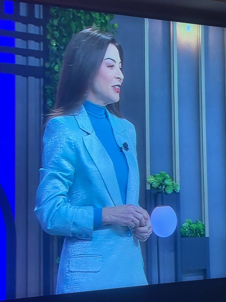 Ana Paula Padrão com um terno azul brilhante