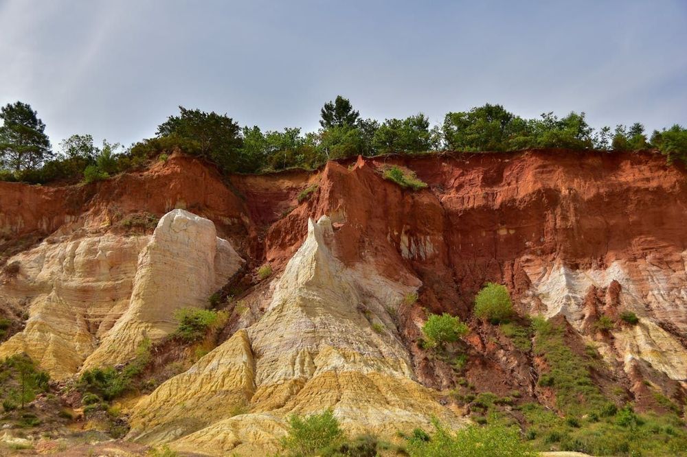 Falaises colorées après l'extraction d'ocre dans le "Colorado provençal" de Rustrel, région du Luberon, France, Crédit photo Christine Roy