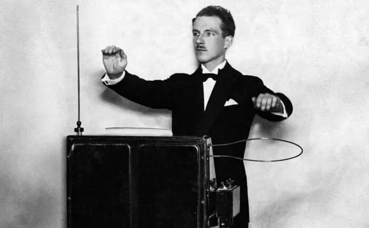 Léon Thérémine jouant, jeune, de son instrument (à qui il a donné son nom).