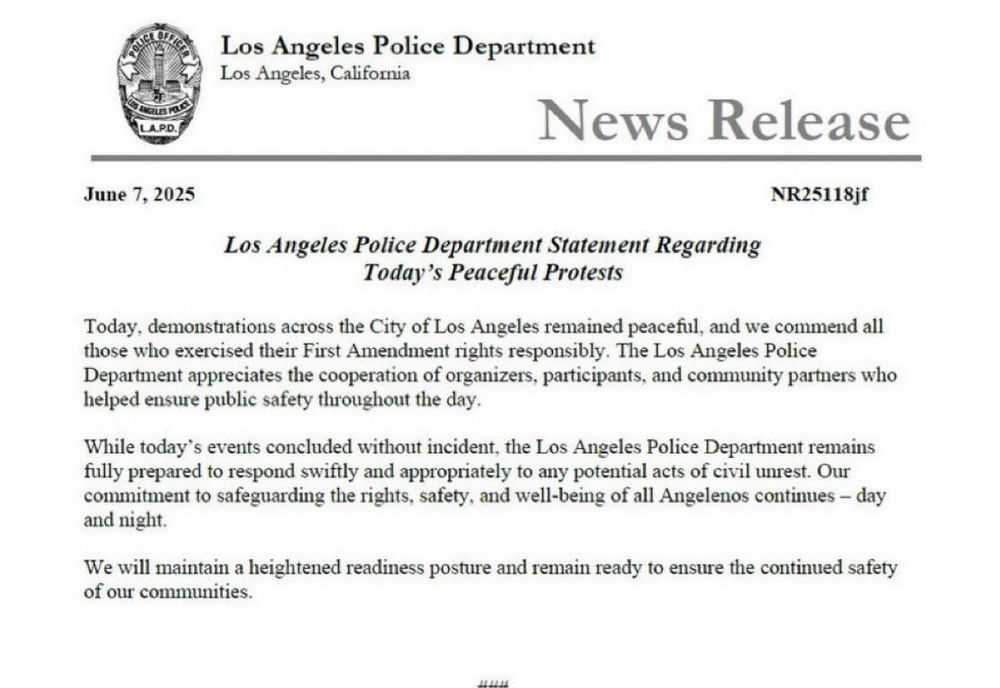 Screenshot einer Presseerklärung vom 7.5.2025, in der das LAPD (die Polizei der Stadt Los Angeles) die Protestierenden ausdrücklich für ihre Zurückhaltung lobt. In der Überschrift werden die Proteste als friedlich bezeichnet 
