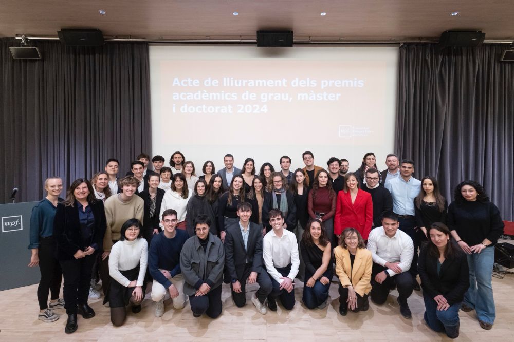 Fotografia de família de l'acte de lliurament dels Premis Acadèmics de Grau, Màster i Doctorat 2024 de la #UPFBarcelona