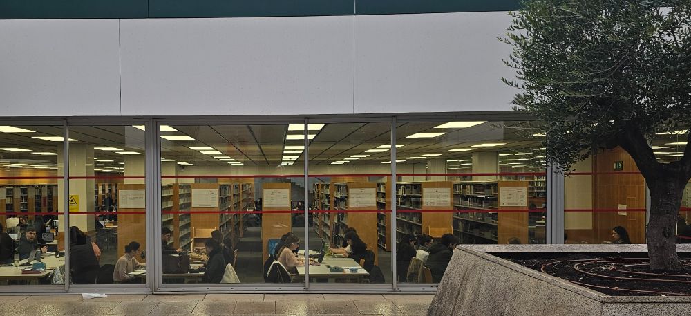 Imatge recent d'estudiants de la UPF estudiant a la biblioteca del campus de la Ciutadella 