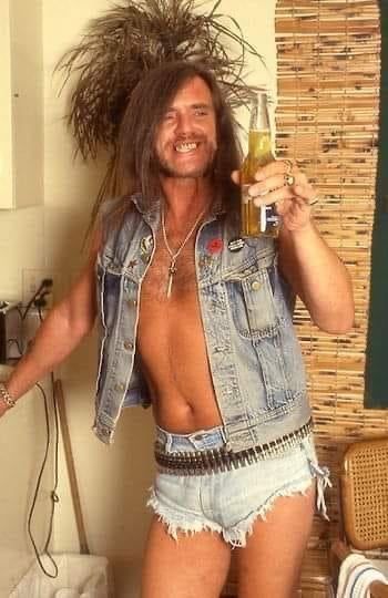 Lemmy, der einzig wahre Messias und ehedem Sänger der britischen Kapelle »Motörhead« in einem Beinkleid, das seiner Definition nach als einziges Shorts genannt werden darf: Sehr kurz geschnittene Jeans