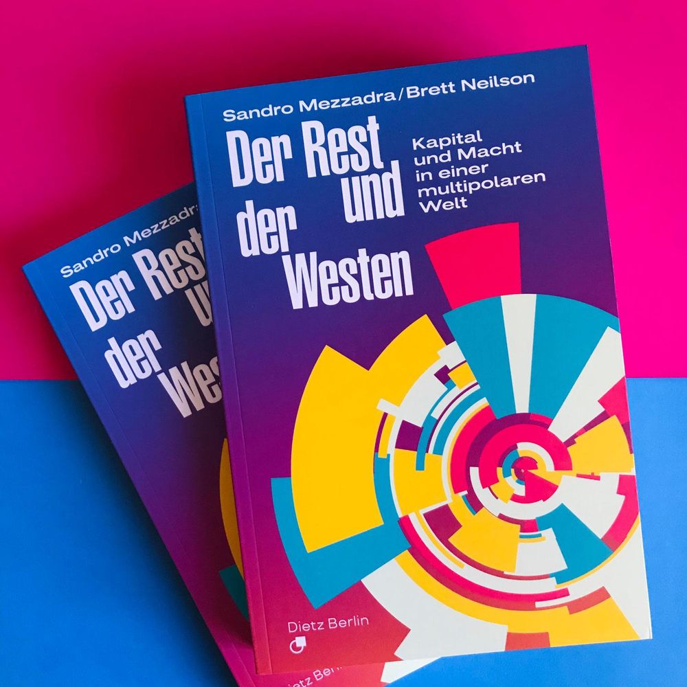 Zwei Exemplare unserer Neuerscheinung »Der Rest und der Westen. Kapital und Macht in einer multipolaren Welt« von Sandro Mezzadra & Brett Neilson liegen auf einem farbigen Hintergrund