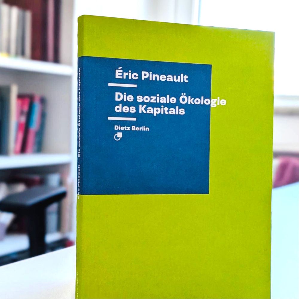 Auf dem Tisch steht unsere Neuerscheinung in der Reihe Theorie: »Die soziale Ökologie des Kapitals« von Éric Pineault