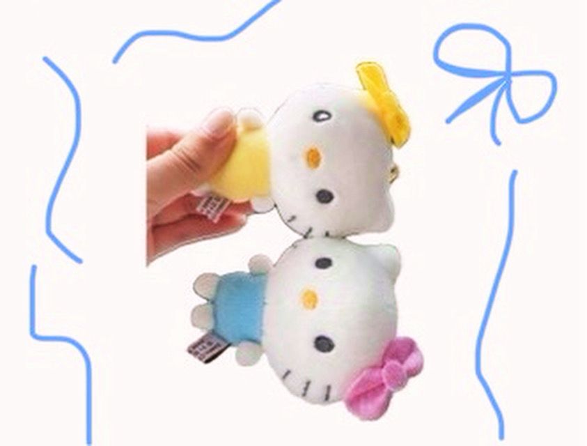 ニコイチのハローキティぬいぐるみキーホルダーの写真。