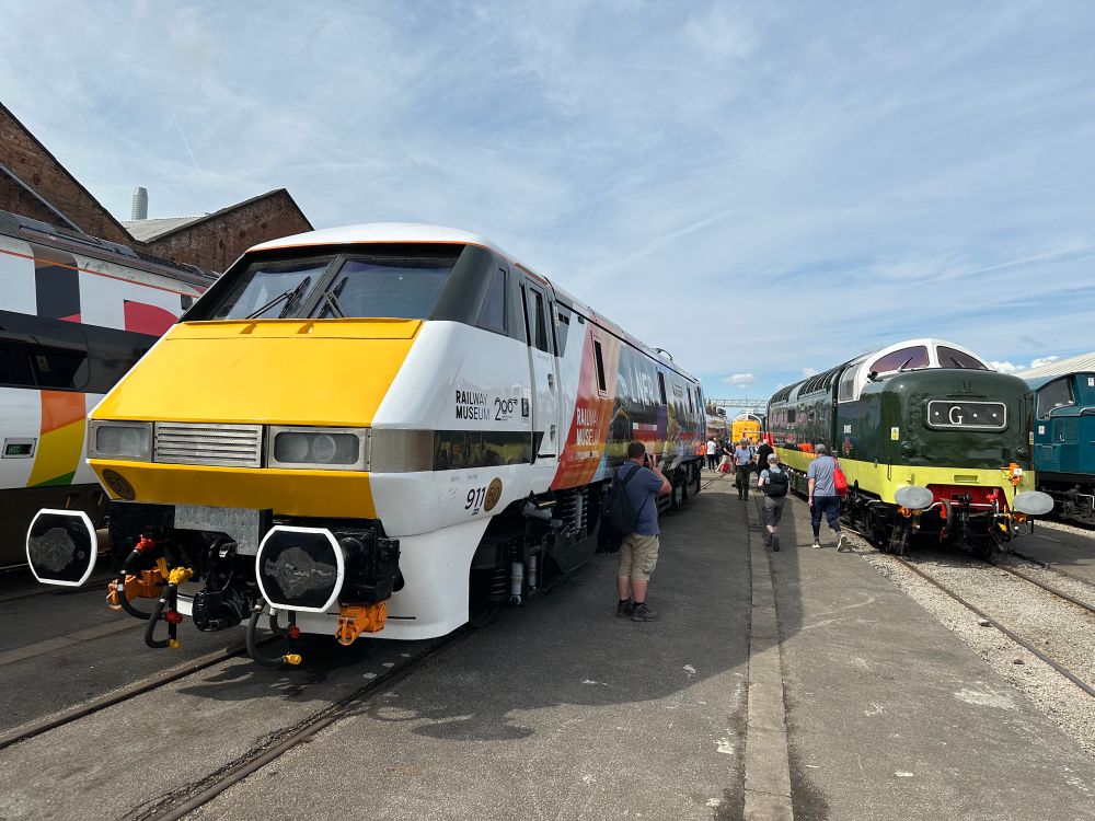 LNER class 91 91105 next to a Class 55 Deltic