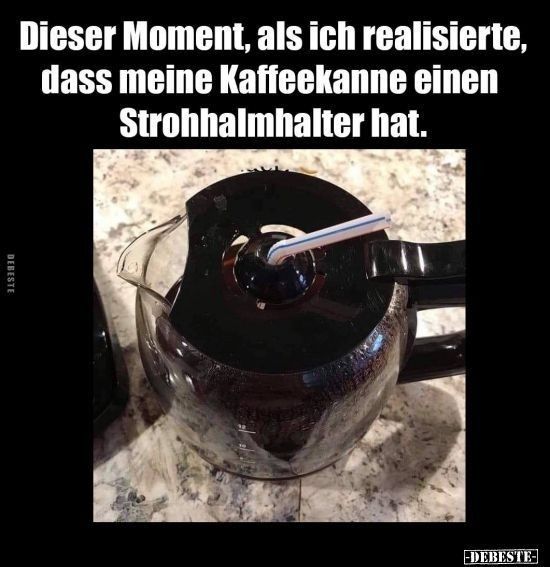 Foto einer Glaskanne für eine Kaffeemaschine mit dem typischen Kunststoff-Deckel mit dem Durchlauf-Loch, in dem ein Trinkhalm steckt. Darüber der Spruch "Dieser Moment, als ich realisierte, dass meine Kaffeekanne einen Strohhalmhalter hat."