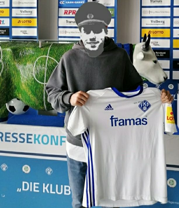 Käptn Chaos mit Pirmasens Trikot 