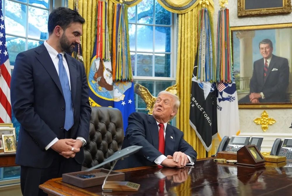 trump goo-goo eyed at mamdani, ignoring the reagan portrait completely.