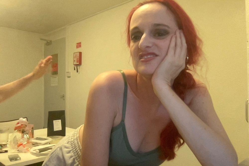 it's me Sooz and in the background my bf is waving and scrumming cheese n crackers