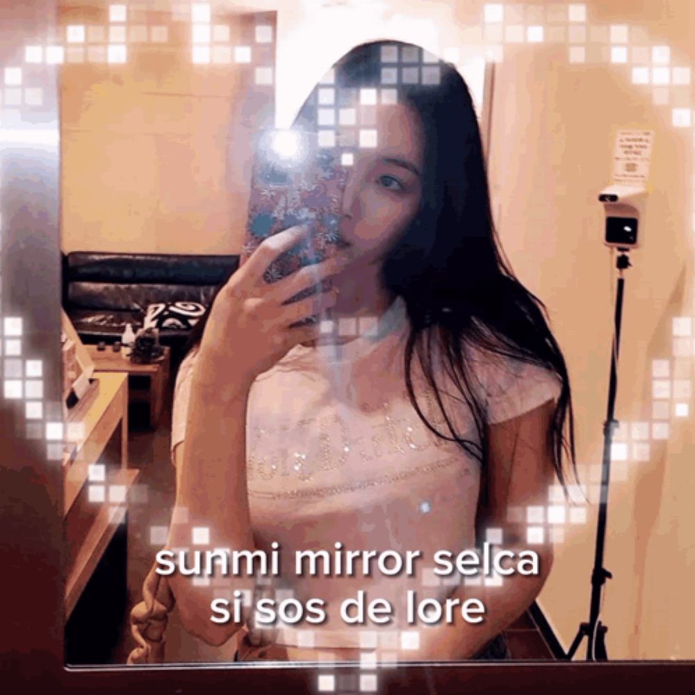 a woman is taking a picture of herself in a mirror with the words sunni mirror selca si sos de lore