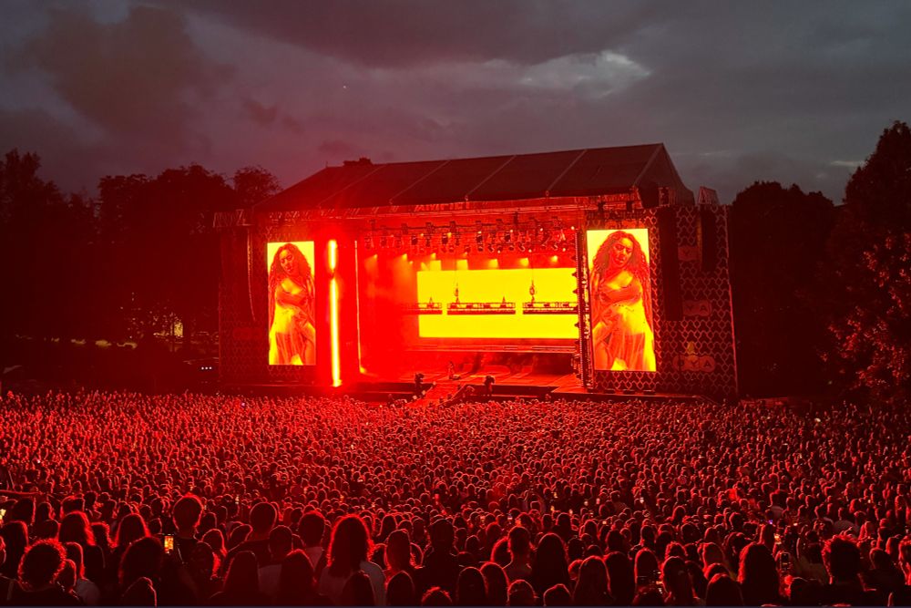 Charli XCX performing in Oslo. The red lights are very red.