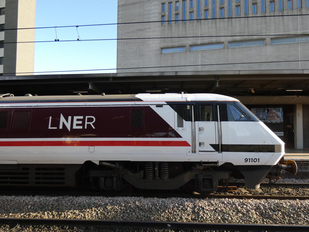 The first class 91, 101, in side profile at Leeds.