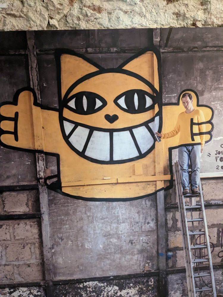 Diese breit grinsende Katze in gelb  ist z.b. in Paris oft zu sehn.
