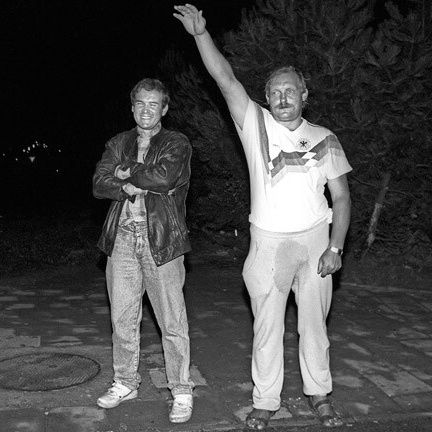 Rostock Lichtenhagen. Harald Ewert in vollgepisster Jogginghose und Deutschlandtrikot zeigt den Hitlergruß. Foto von Martin Langer ✝. 