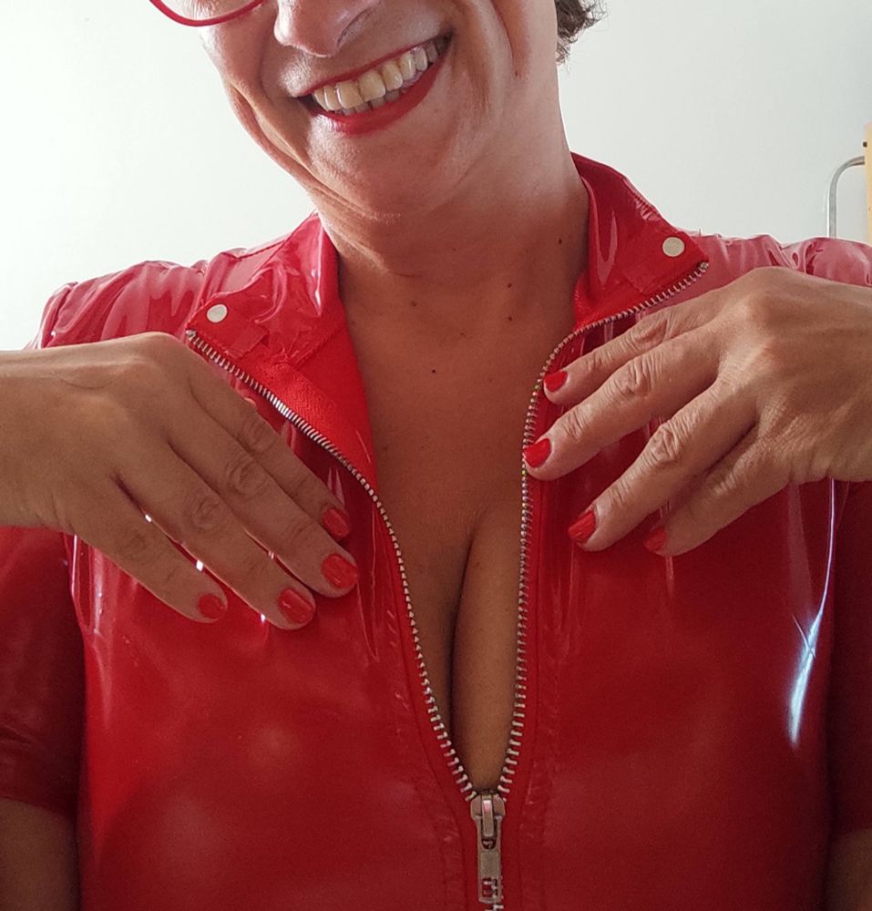 Mujer sexi y buenorra, con las tetas donde estaban con 20, pero con 30 años más, sexi y buenorra.