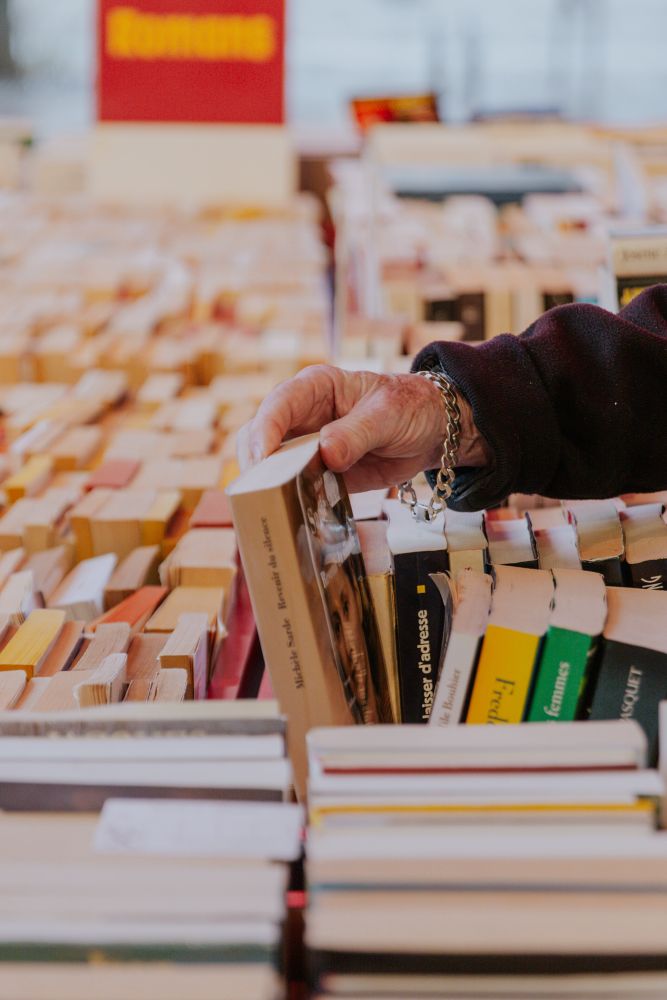 Homme choisssant un livre d’occasion 