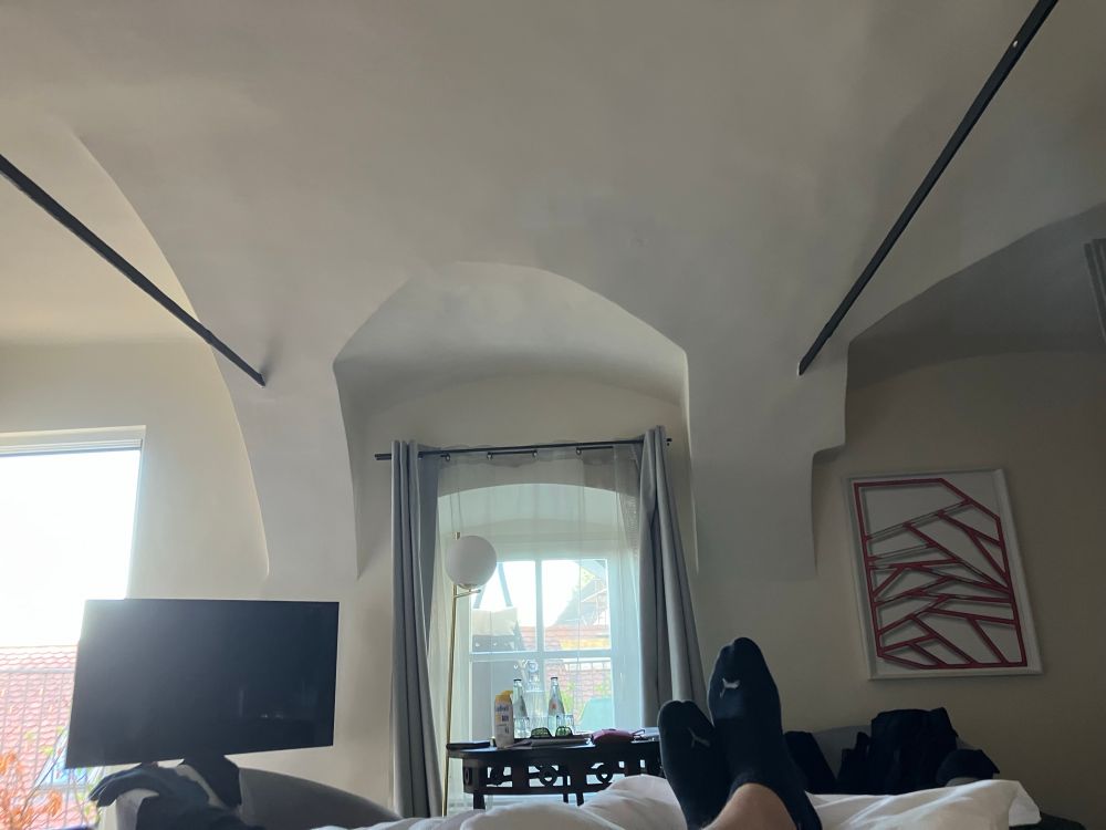 Hotelzimmer mit freien Stahlstreben quer durchs Zimmer, auch über dem Bett…