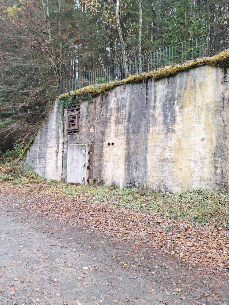 Die sichtbare Teil eines alten Wehrmacht Bunkers. 