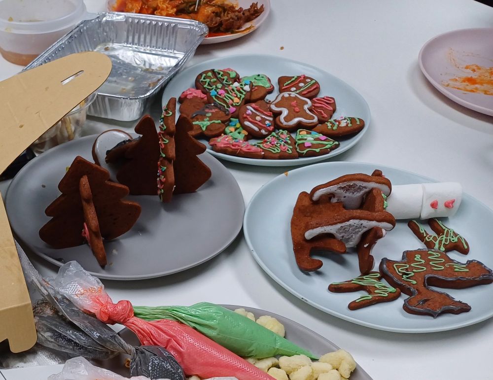 쿠키 두개가 조립되어 서있는 진저브레드 트리 두개와 조립하려 애썼지만 무너진 진저브레드 썰매, 다리가 부러져 조립조차 할 수 없었던 진저브레드 사슴... 그리고 일반적인 진저브레드 쿠키 여러개