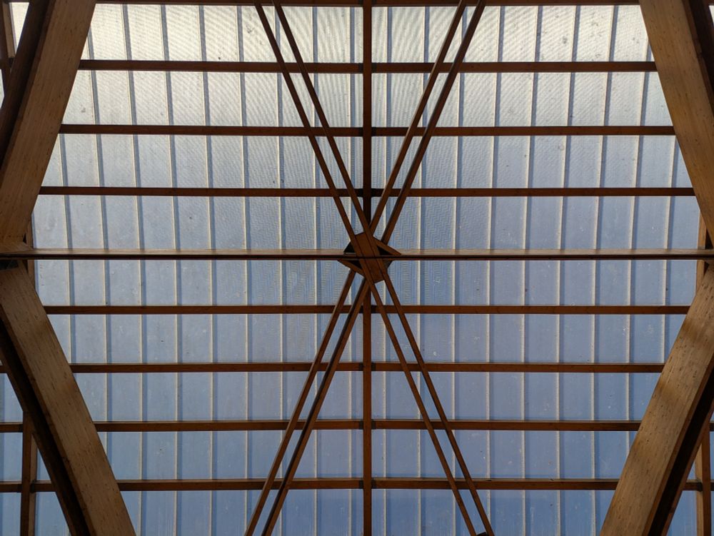 Techo de una cúpula de madera y plástico 